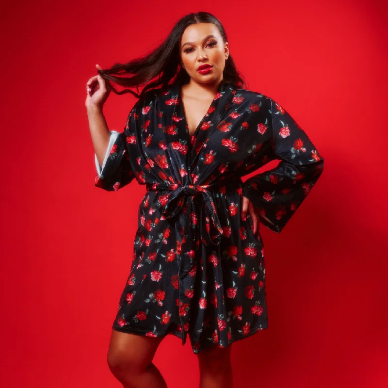 women's pajamas with a charming floral patternRed Roses Velvet Short Robe