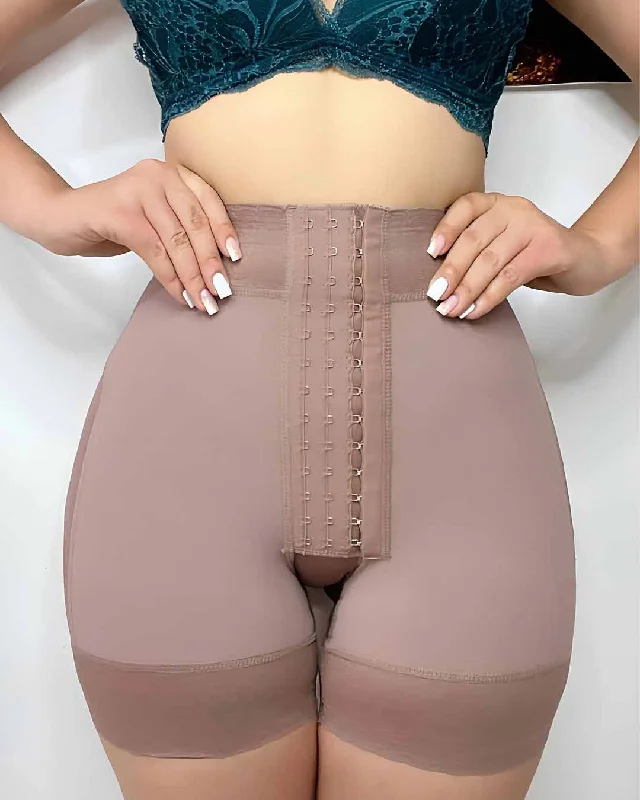 high-waisted shapewear shorts with power mesh for firmnessBauchkontrollierende Po Lifter Shaping Shorts mit mittlerer Leibhöhe